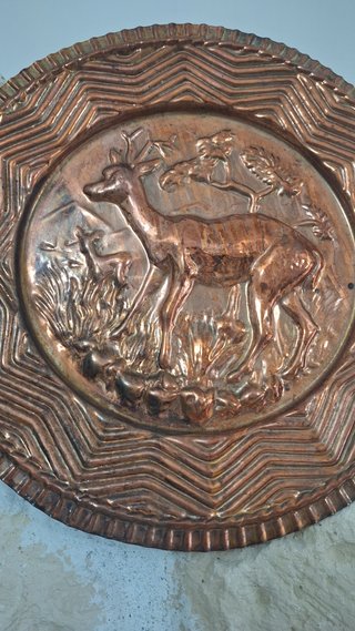 Piatto in rame decorato con cervo
