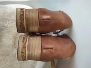 Sandalias de piel marrones