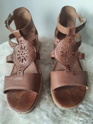 Sandalias de piel marrones