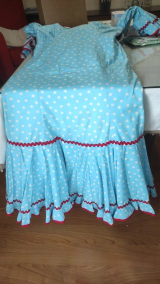 Traje de flamenca azul con lunares blancos