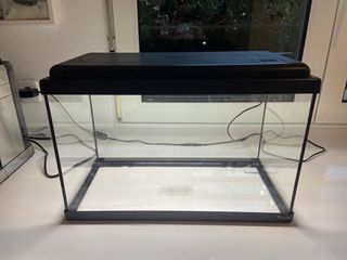 Pecera negra rectangular