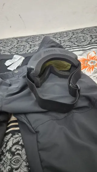 Pantalón y gafas de esquí Decathlon