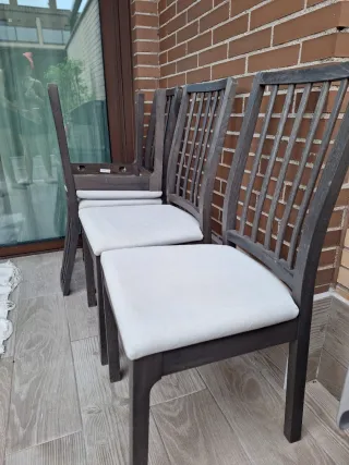 Sillas de comedor grises de madera