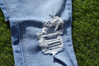 Pantalón vaquero mujer desgarrado