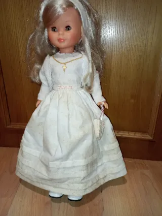 Muñeca vintage vestida de comunión