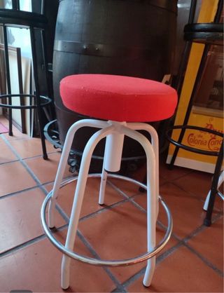 Taburete alto rojo y blanco