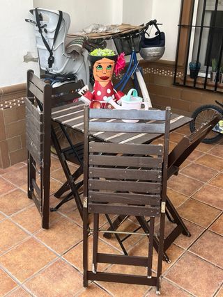 Tavolo e sedie pieghevoli in legno