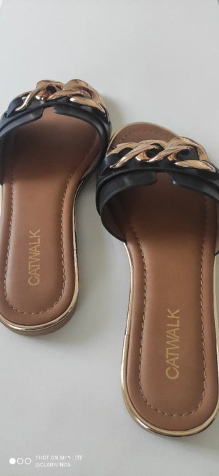 Sandalias Catwalk negras con cadena dorada