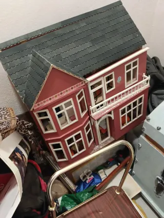 Casa delle bambole rosa con balcone