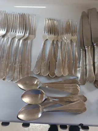 Set de cubiertos de metal plateado