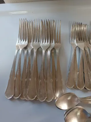 Set de cubiertos de metal plateado