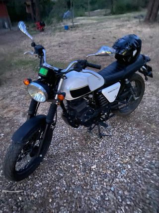 Hanway RAW125 turismo blanca y negra