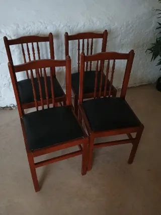 Juego de 4 sillas de madera