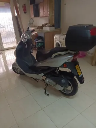 Kymco Maxi Scooter Plata Automática