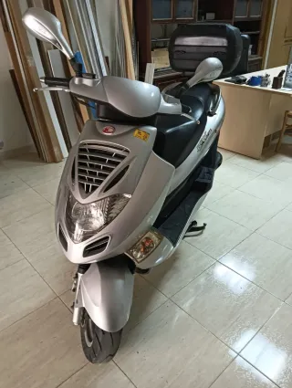 Kymco Maxi Scooter Plata Automática