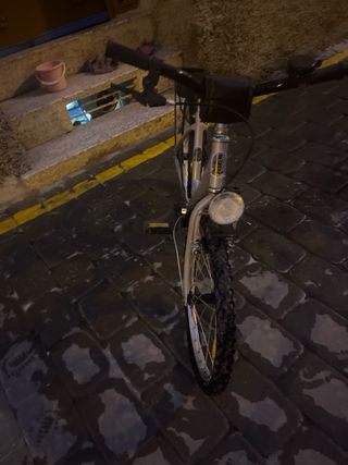 Bicicleta plateada como nueva  Es de 9 o 8 años