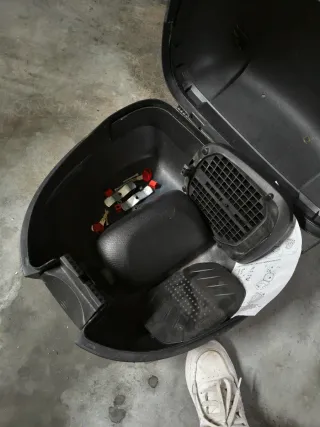 Maleta Kymco para moto, color rojo y negro