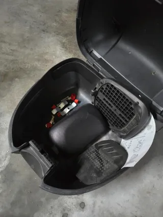 Maleta Kymco para moto, color rojo y negro