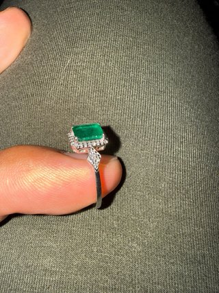 Anillo de platino con diamantes y esmeralda