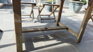 Mesa extensible y 4 sillas de madera para jardín