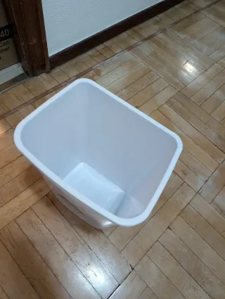 Cubo de basura con tapa de 15L