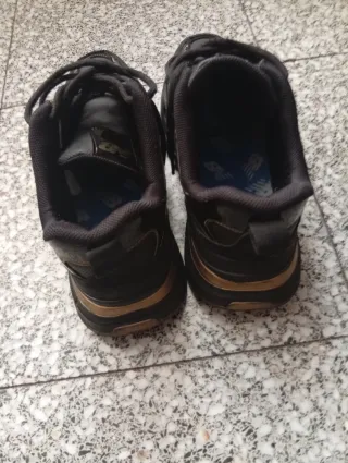 Zapatillas New Balance Negras y Doradas