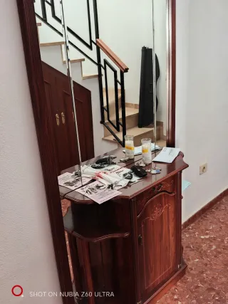 Mueble de entrada de madera y cristal