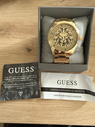 Reloj Guess Dorado León