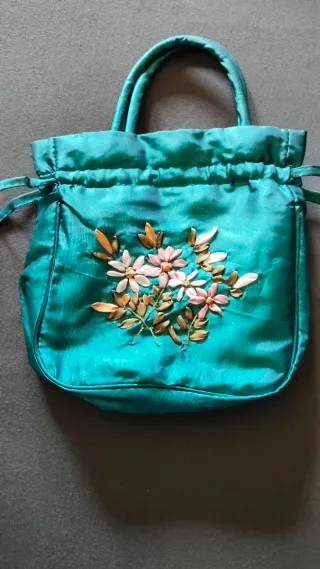 Bolso floral verde de tela con cierre cordón