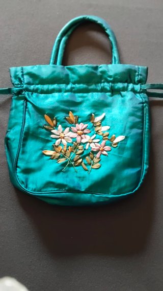 Bolso floral verde de tela con cierre cordón
