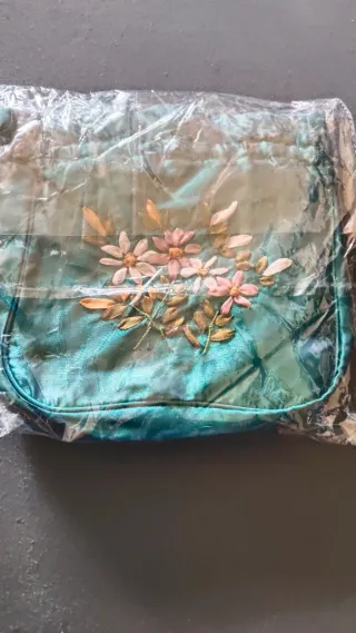 Bolso floral verde de tela con cierre cordón