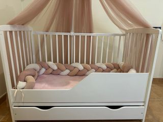 Cuna blanca con cajón y dosel