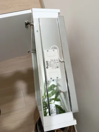 Mueble de baño con espejo y luz superior