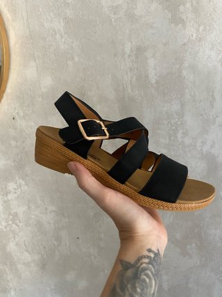 Sandalias cuña negras y marrón