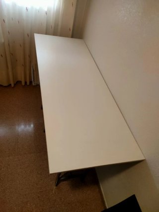 Mesa de trabajo blanca con estante