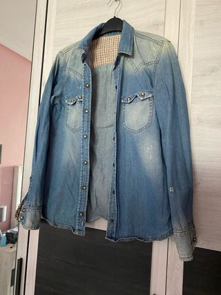 Camisa vaquera desgastada