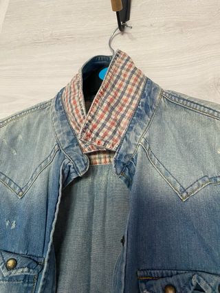 Camisa vaquera desgastada