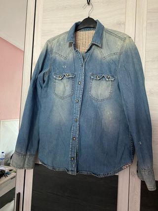 Camisa vaquera desgastada