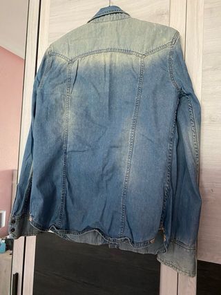 Camisa vaquera desgastada