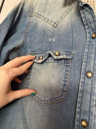 Camisa vaquera desgastada