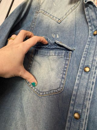 Camisa vaquera desgastada