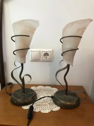 Lámpara de techo y mesita de noche