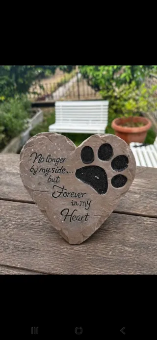 Statua a forma di cuore con zampa