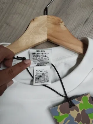 Camiseta BAPE Blanca con Estampado Rosa
