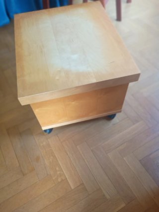 Mesa auxiliar cuadrada con ruedas