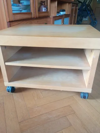 Mesa auxiliar cuadrada con ruedas