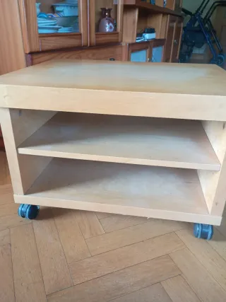 Mesa auxiliar cuadrada con ruedas