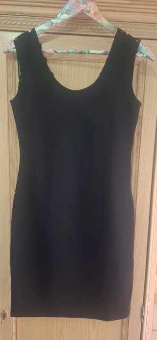 Vestido negro corto. Espalda con escote de encaje.