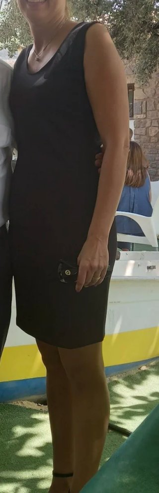 Vestido negro corto. Espalda con escote de encaje.