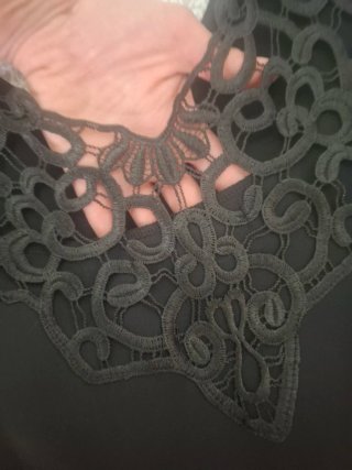 Vestido negro corto. Espalda con escote de encaje.